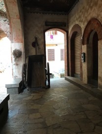 Teil des historischen Stadtkerns von Lanzo Torinese - Herbst 2025