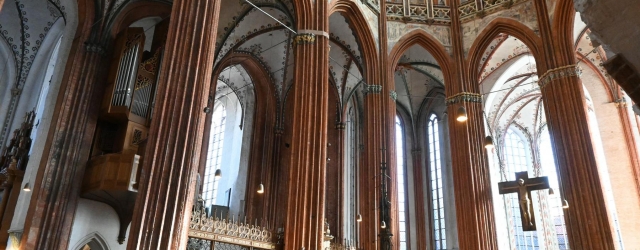 Hohe Pfeiler und Fenster prägen den Innenraum von St. Marien.