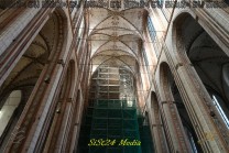 Gewölbe und Baugerüst: Die Sanierung greift tief in den Kirchenraum ein. (Bild: Stefan Siedler)