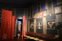 Bilder, Figuren und rote Vorhänge bilden eine sorgfältig gestaltete Raumkomposition (Bild: Stefan Siedler)